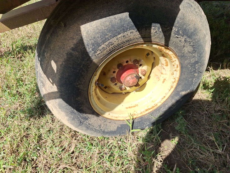 h&s-silage-box-on-knowles-tandem-running-gear-image-41