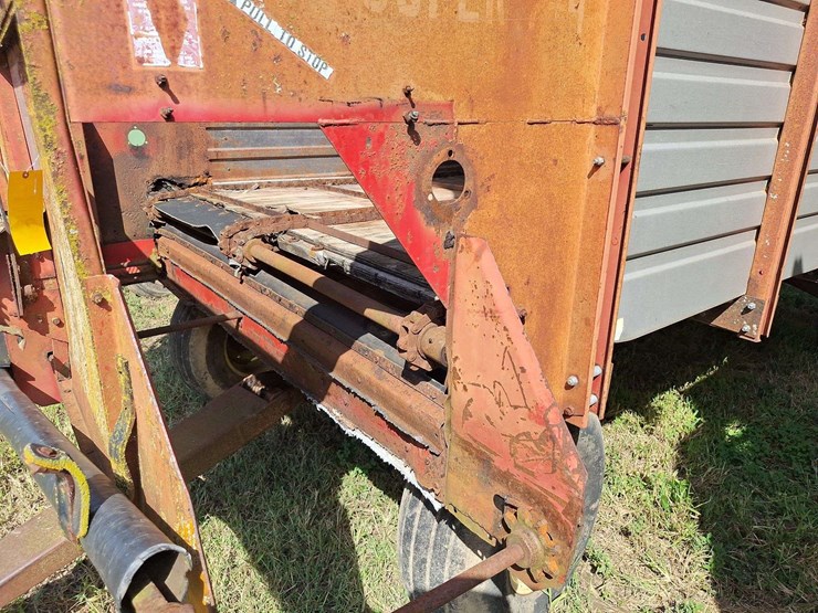 h&s-silage-box-on-knowles-tandem-running-gear-image-39