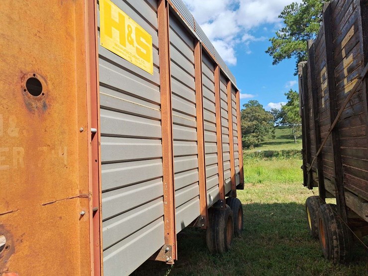 h&s-silage-box-on-knowles-tandem-running-gear-image-40