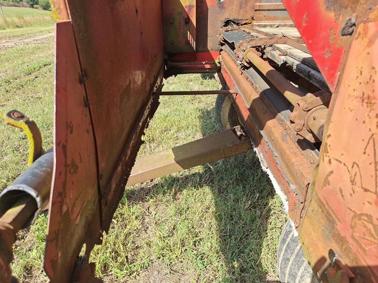 h&s-silage-box-on-knowles-tandem-running-gear-image-38
