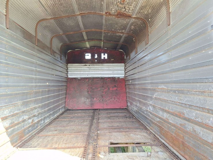 h&s-silage-box-on-knowles-tandem-running-gear-image-34
