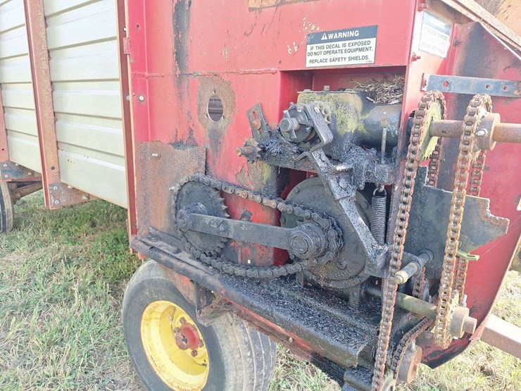 h&s-silage-box-on-knowles-tandem-running-gear-image-51