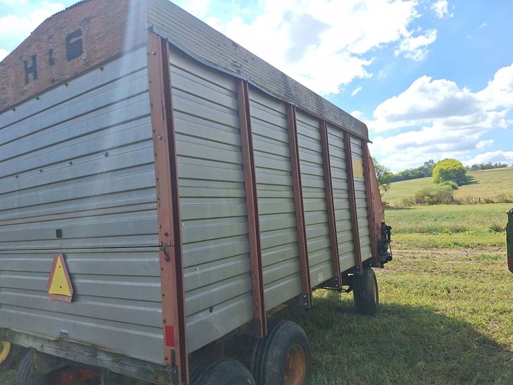 h&s-silage-box-on-knowles-tandem-running-gear-image-47