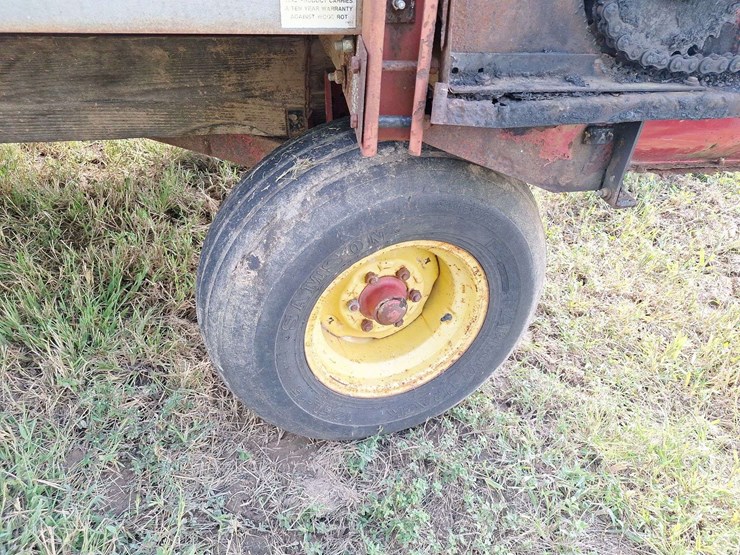 h&s-silage-box-on-knowles-tandem-running-gear-image-50