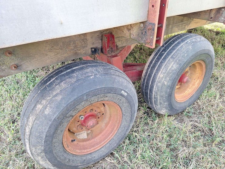 h&s-silage-box-on-knowles-tandem-running-gear-image-48