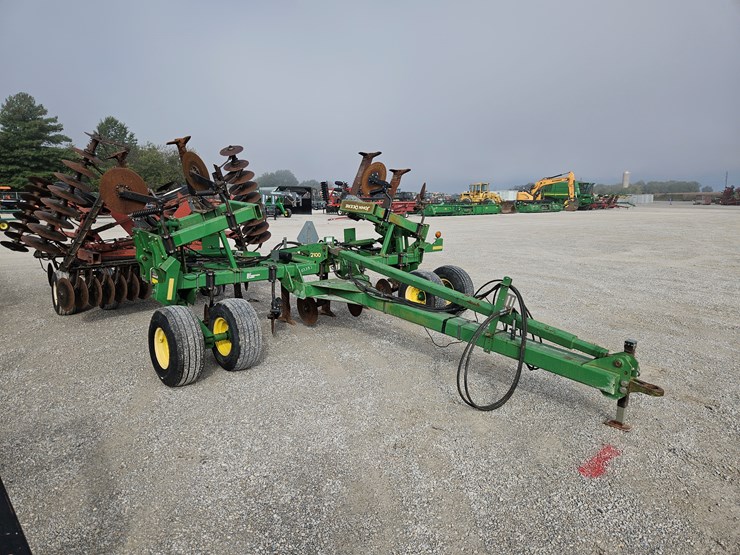 2005-john-deere-2100-image-1