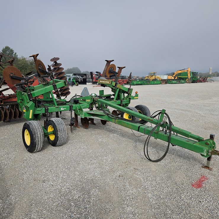 2005 JOHN DEERE 2100