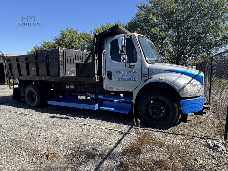 2007-freightliner-business-class-m2-106-image-2