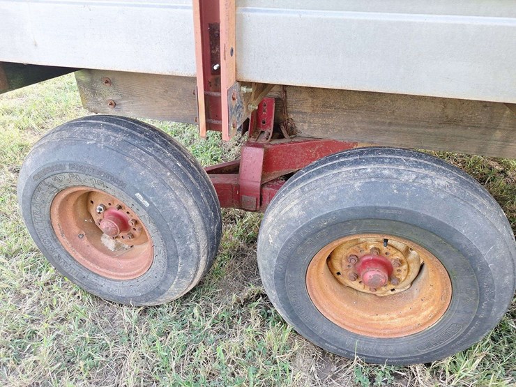 h&s-silage-box-on-knowles-tandem-running-gear-image-49