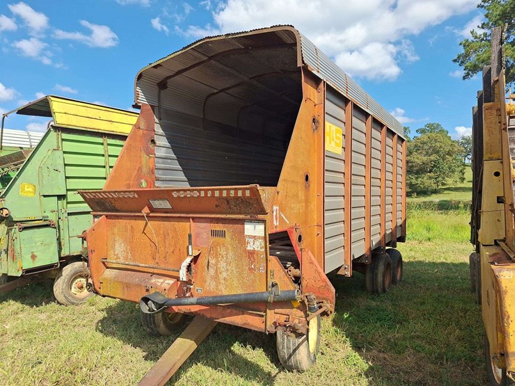 h&s-silage-box-on-knowles-tandem-running-gear-image-28