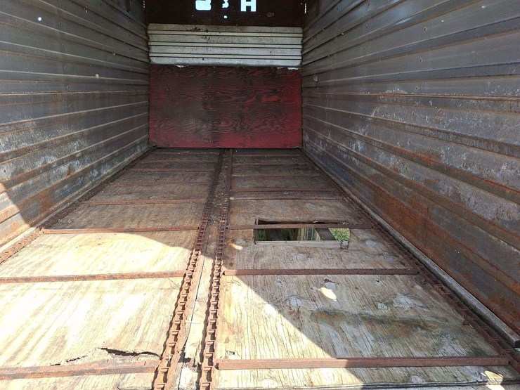 h&s-silage-box-on-knowles-tandem-running-gear-image-33