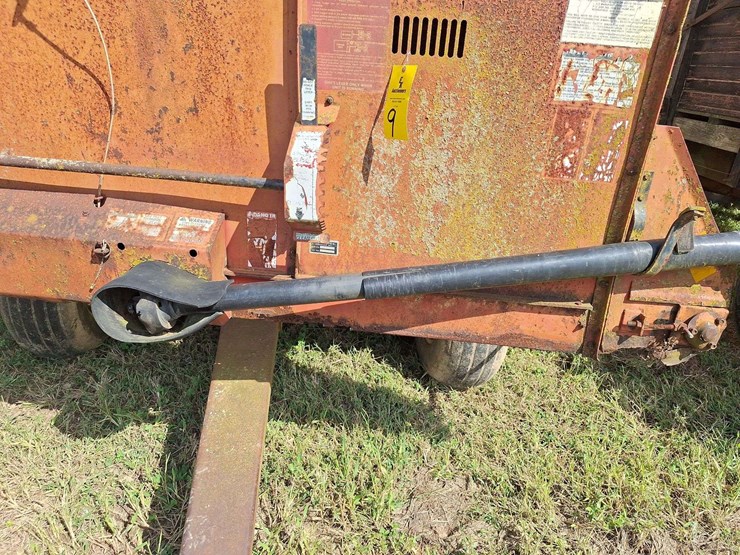 h&s-silage-box-on-knowles-tandem-running-gear-image-30