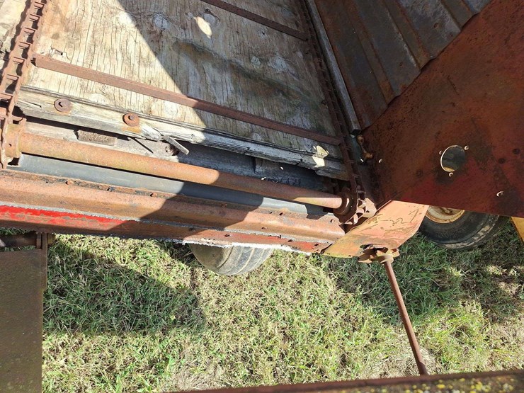 h&s-silage-box-on-knowles-tandem-running-gear-image-36
