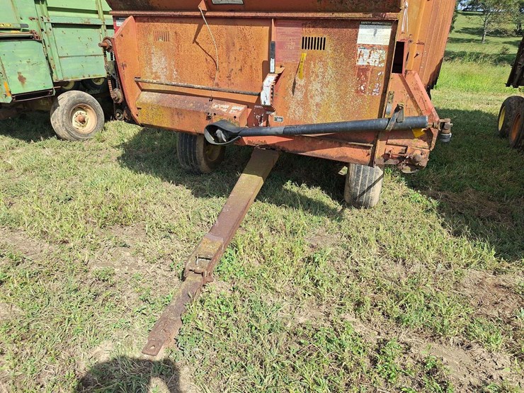 h&s-silage-box-on-knowles-tandem-running-gear-image-29