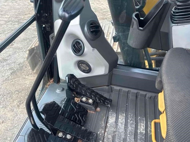 2019-caterpillar-320-image-61