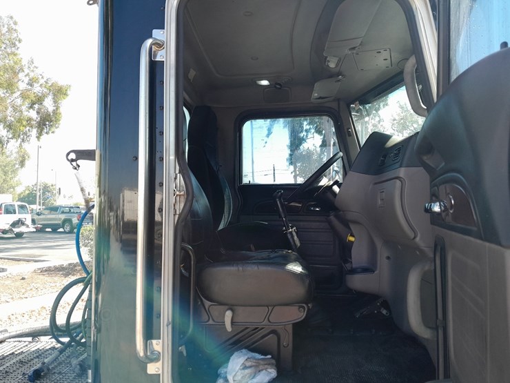peterbilt-384-image-5