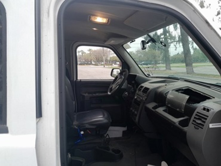 lot#--2014-mblt-mv-1-handicap-van-image-6