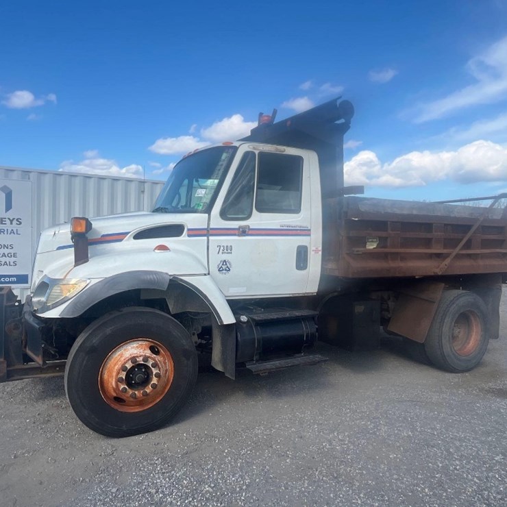 2004 INTERNATIONAL 7300