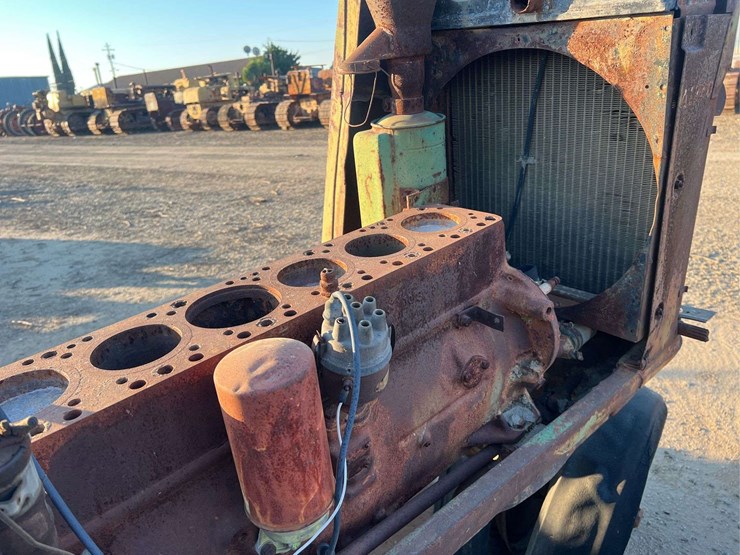 (2)-oliver-parts-tractors-image-19