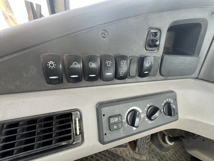 2020-volvo-a60h-image-39