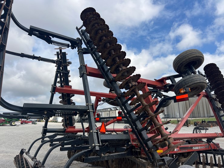 case-ih-330-image-10