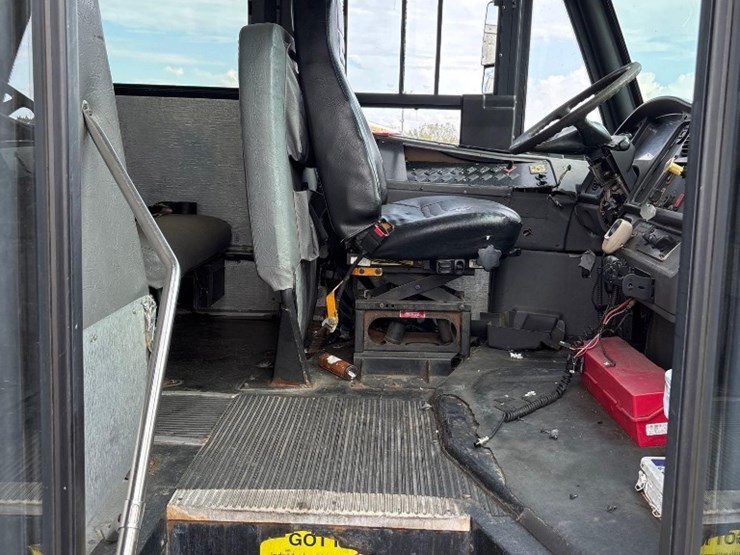 2007-freightliner-b2-image-13