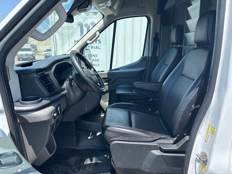 2021-ford-350-image-11