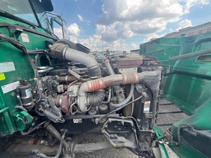 2014-peterbilt-384-image-11