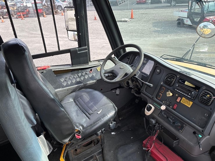 2007-freightliner-b2-image-9