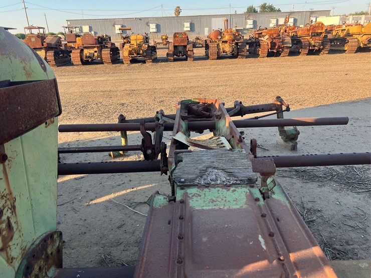 (2)-oliver-parts-tractors-image-30