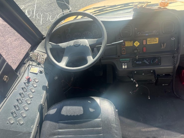 2007-freightliner-b2-image-8