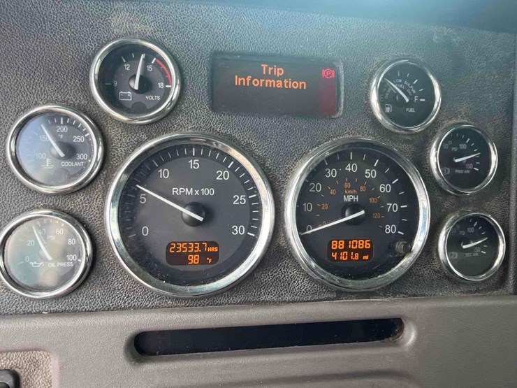 2014-peterbilt-384-image-7