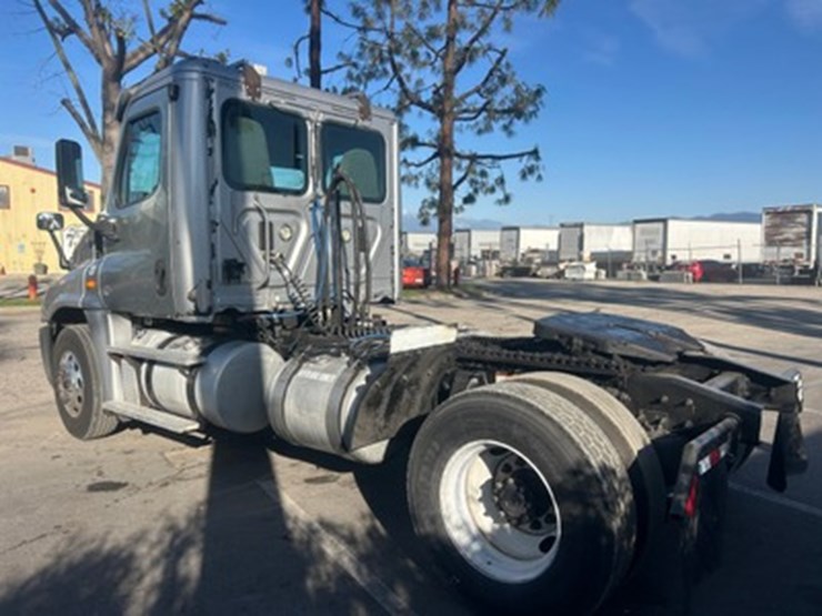 lot#--2014-freightliner-cascadia-daycab-tractor-**buy-now**-image-3