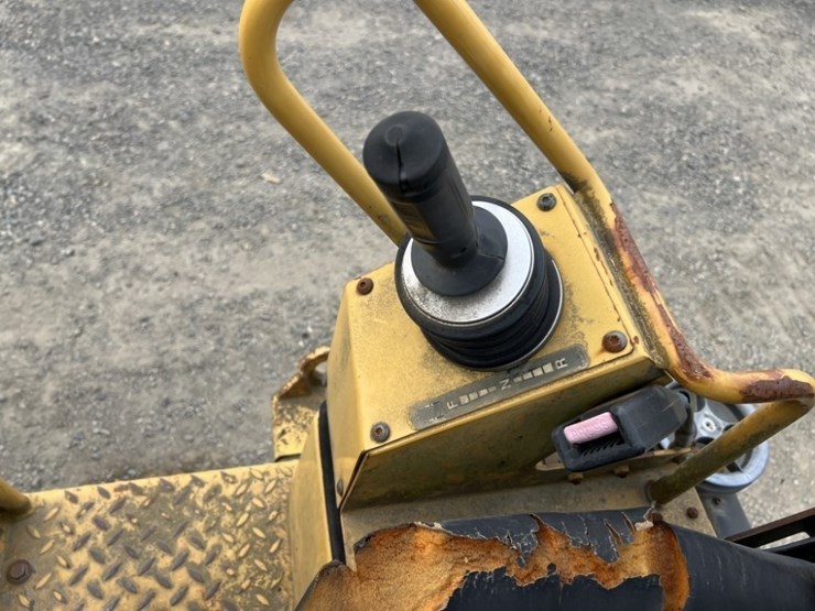 2005-caterpillar-cb-224e-image-16