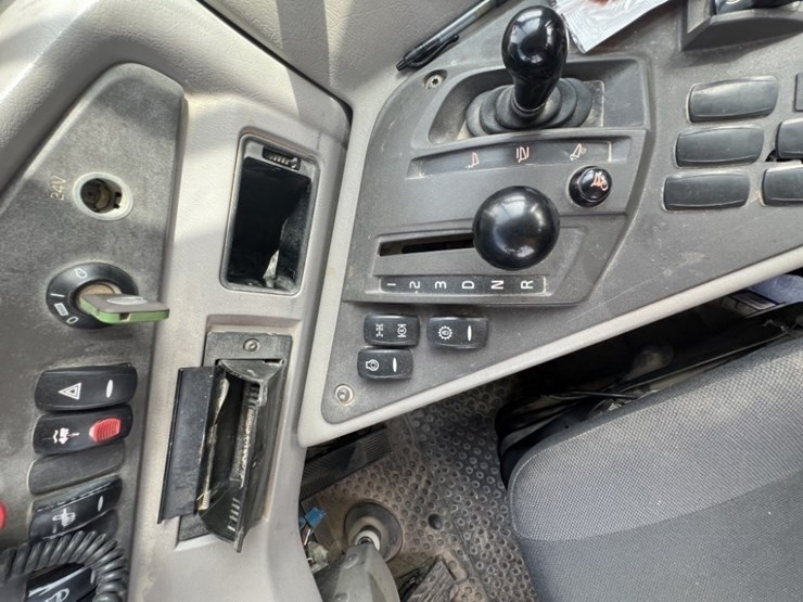 2020-volvo-a60h-image-36