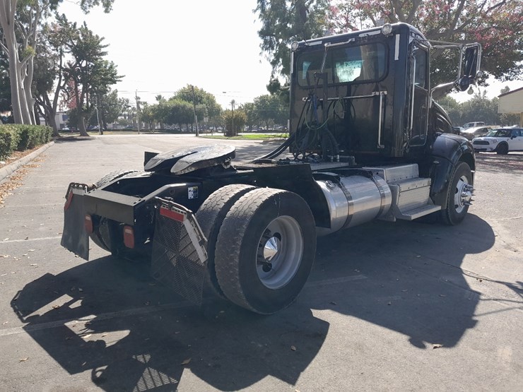 peterbilt-384-image-4