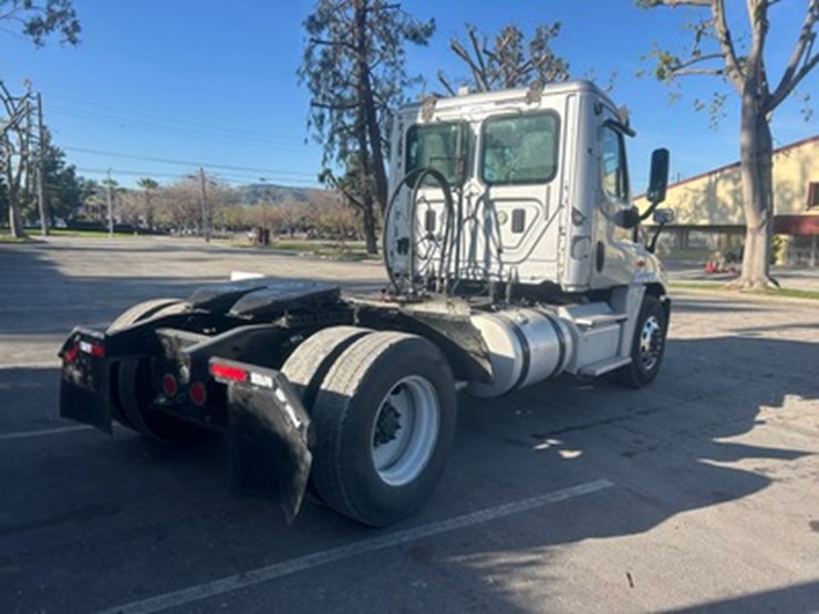 lot#--2014-freightliner-cascadia-daycab-tractor-**buy-now**-image-4