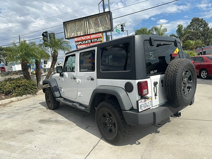2013-jeep-wrangler-sport-image-3