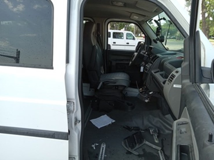 lot#--2014-mblt-mv-1-handicap-van-image-5