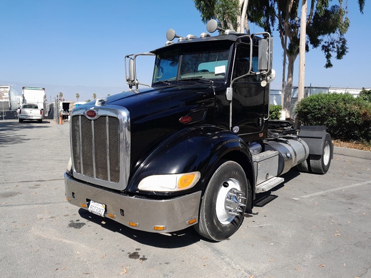 peterbilt-384-image-2