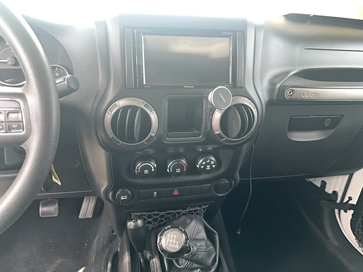 2013-jeep-wrangler-sport-image-13