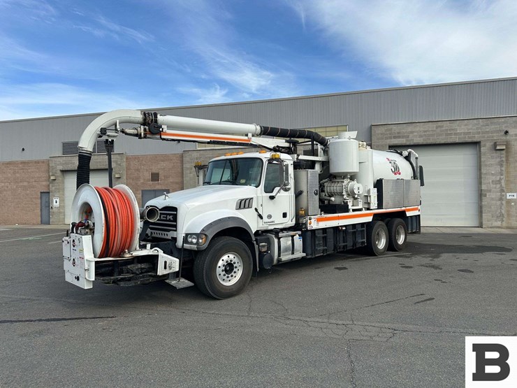 2017-mack-granite-gu713-image-1
