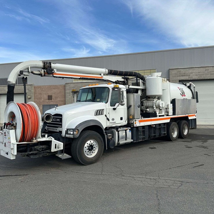 2017 MACK GRANITE GU713