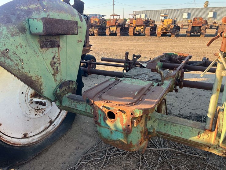 (2)-oliver-parts-tractors-image-28