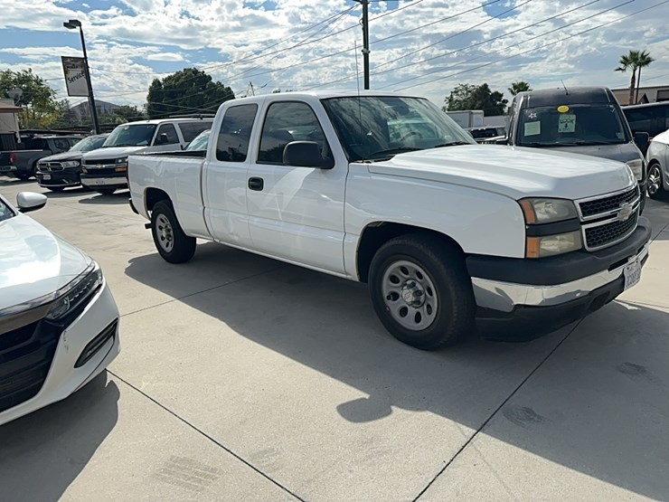 lot#-311-2006-chevy-silverado-**offsite**-buy-now-image-13
