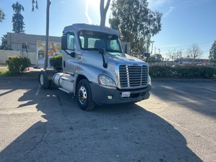 lot#--2014-freightliner-cascadia-daycab-tractor-**buy-now**-image-1