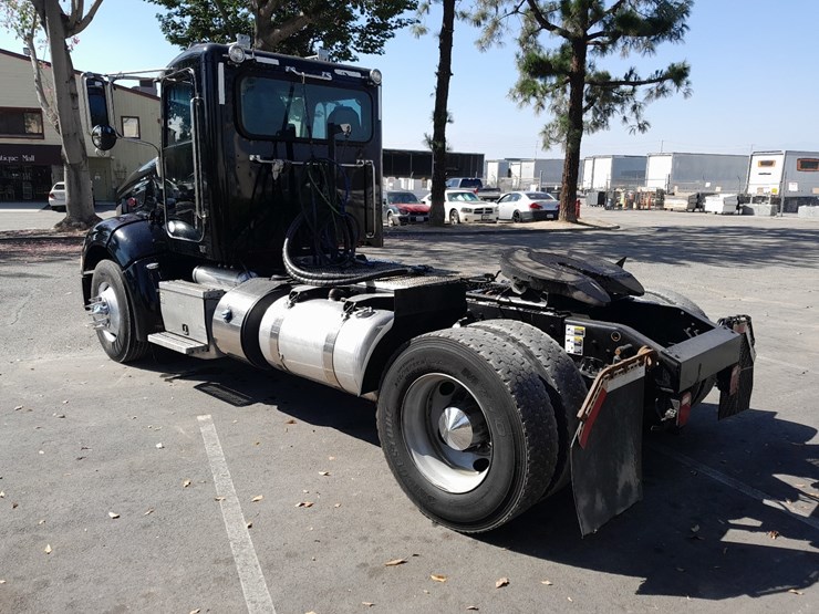 peterbilt-384-image-3