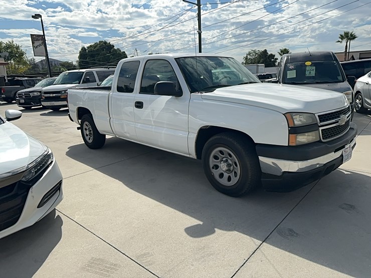 lot#-311-2006-chevy-silverado-**offsite**-buy-now-image-1