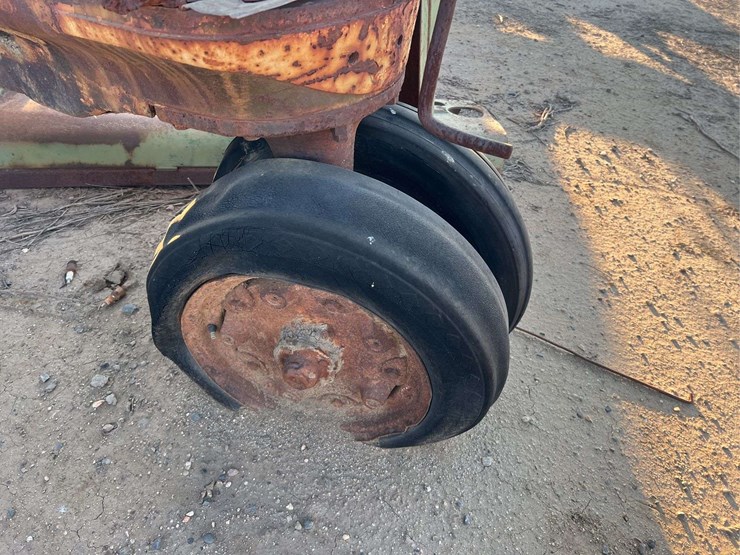 (2)-oliver-parts-tractors-image-16