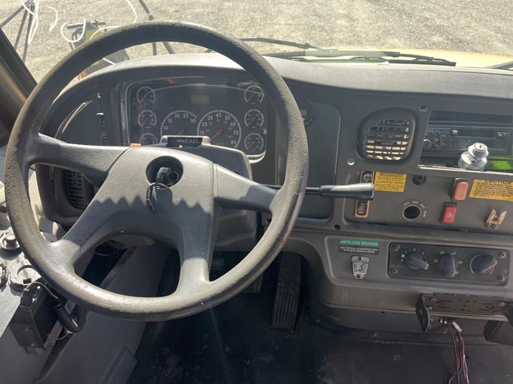 2007-freightliner-b2-image-6